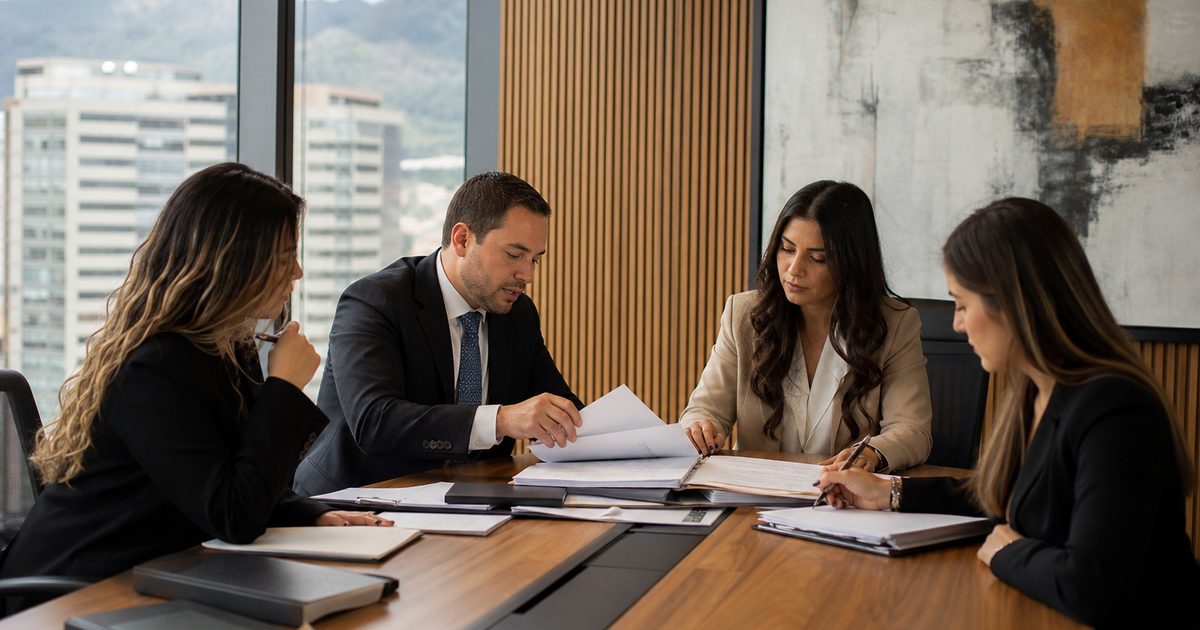 Poderes para trámites y actuaciones empresariales en Colombia: qué debería revisar una empresa antes de firmarlos